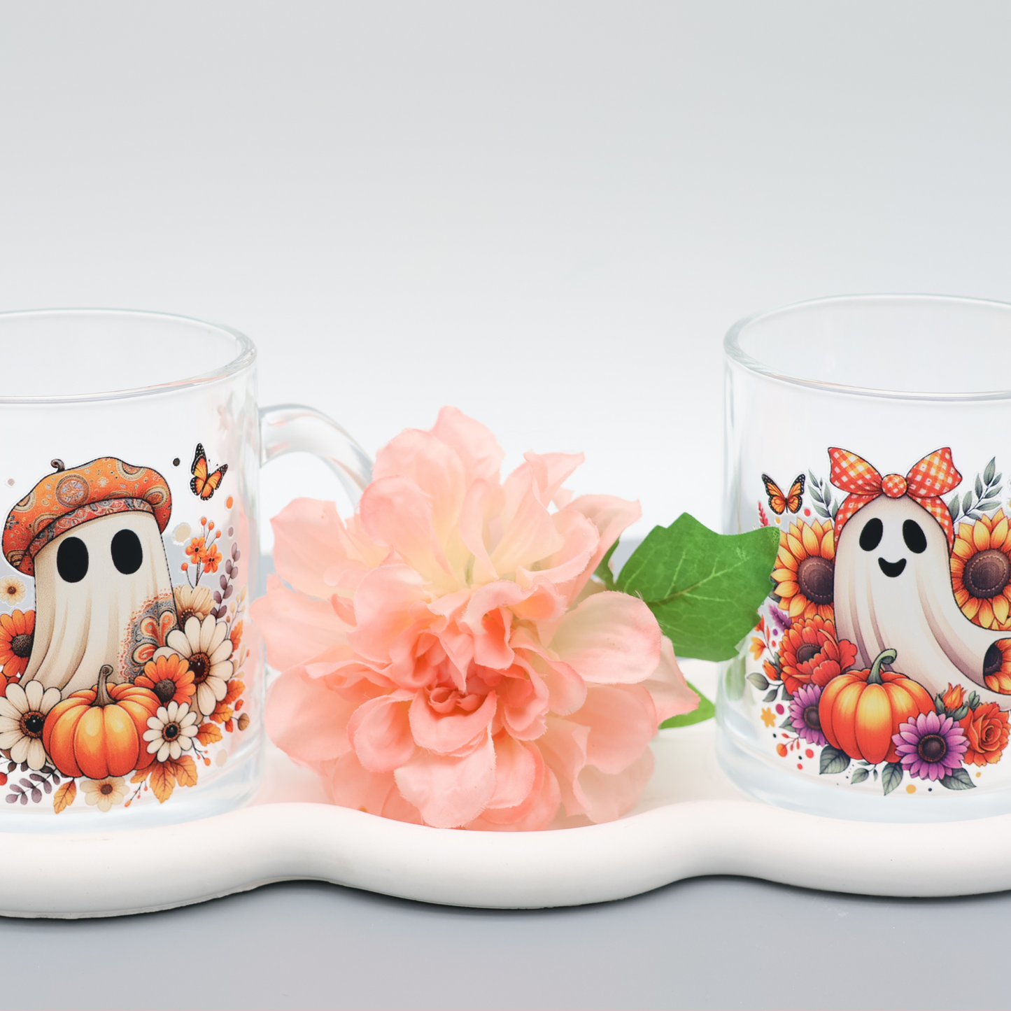 Glas Tasse mit niedlichem Herbst Geist mit Hut| trendige Kaffeetasse mit frechen Motiven | 300ml Tasse für Büro