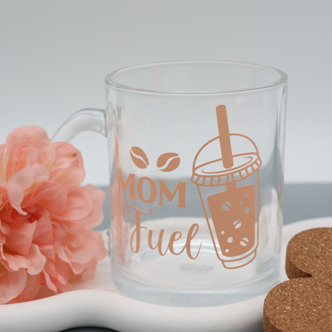 Mom Fuel 300ml Glas Tasse | trendige Kaffeetasse mit frechen Vinylmotiven | für heiße Getränke zuhause oder im Büro