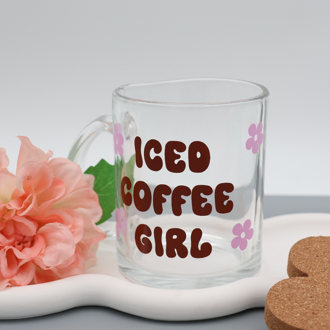 Iced coffee girl 300ml Glas Tasse | trendige Kaffeetasse mit frechen Vinylmotiven |für heiße Getränke zuhause oder im Büro