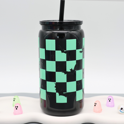 Plastikbecher mit Strohhalm - Checkered Ghost