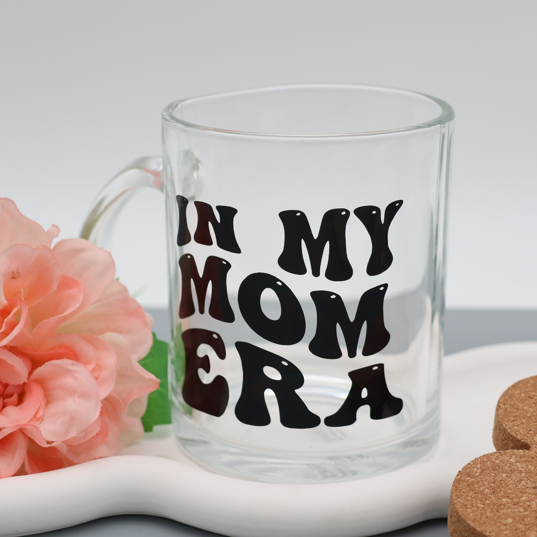 In my Mom Era - 300ml Glas Tasse | trendige Kaffeetasse mit frechen Vinylmotiven |für heiße Getränke zuhause oder im Büro