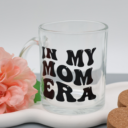 In my Mom Era - 300ml Glas Tasse | trendige Kaffeetasse mit frechen Vinylmotiven |für heiße Getränke zuhause oder im Büro