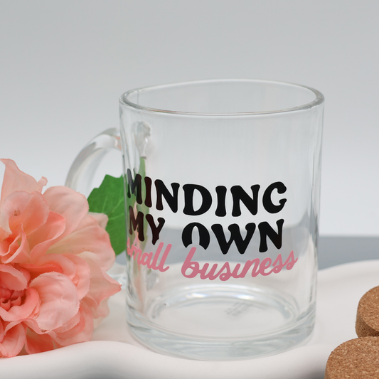 Minding my own small business 300ml Glas Tasse | trendige Kaffeetasse mit frechen Vinylmotiven |für heiße Getränke zuhause oder im Büro