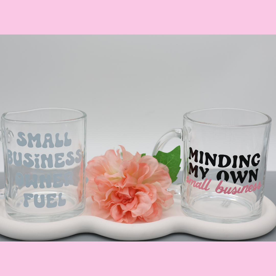 Minding my own small business 300ml Glas Tasse | trendige Kaffeetasse mit frechen Vinylmotiven |für heiße Getränke zuhause oder im Büro