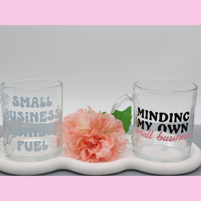 Minding my own small business 300ml Glas Tasse | trendige Kaffeetasse mit frechen Vinylmotiven |für heiße Getränke zuhause oder im Büro