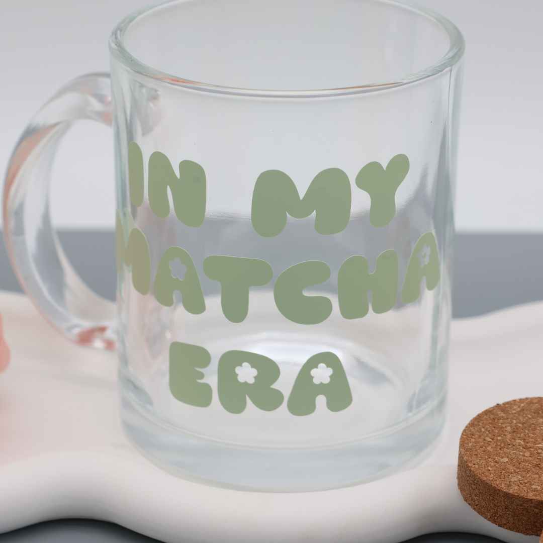 Glas Tasse Matcha Schriftzug | trendige Kaffeetasse mit Vinylmotiven | 300ml Tasse für Büro