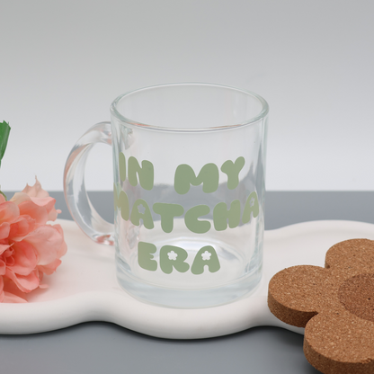 Glas Tasse Matcha Schriftzug | trendige Kaffeetasse mit Vinylmotiven | 300ml Tasse für Büro