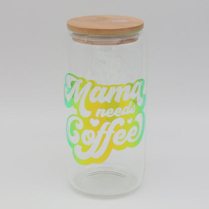Mama needs Coffee | Trinkglas 500 ml | Strohhalm + Deckel