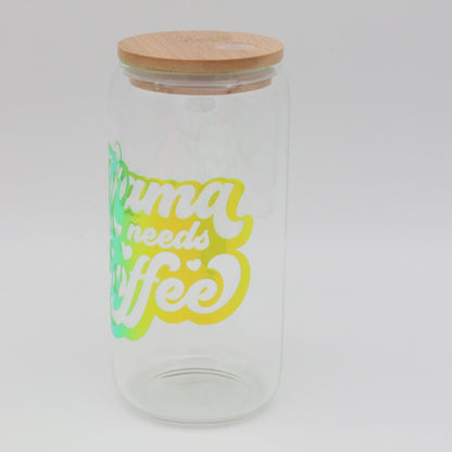 Mama needs Coffee | Trinkglas 500 ml | Strohhalm + Deckel
