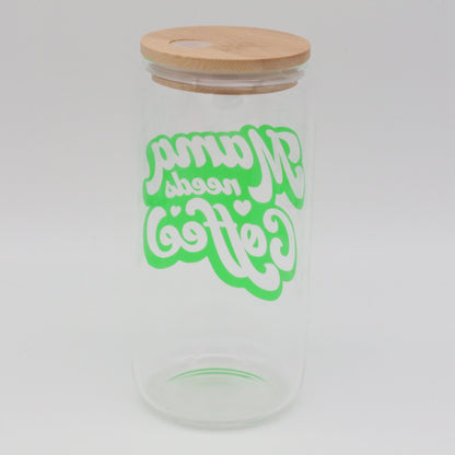 Mama needs Coffee | Trinkglas 500 ml | Strohhalm + Deckel