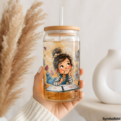 Mädchen mit Zeichenblock als UV-DTF Sticker auf einem 16oz Glasbecher