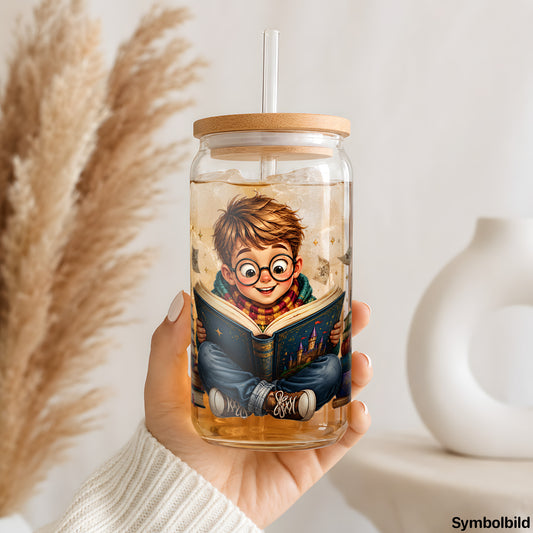 Junge im Bücherstapel