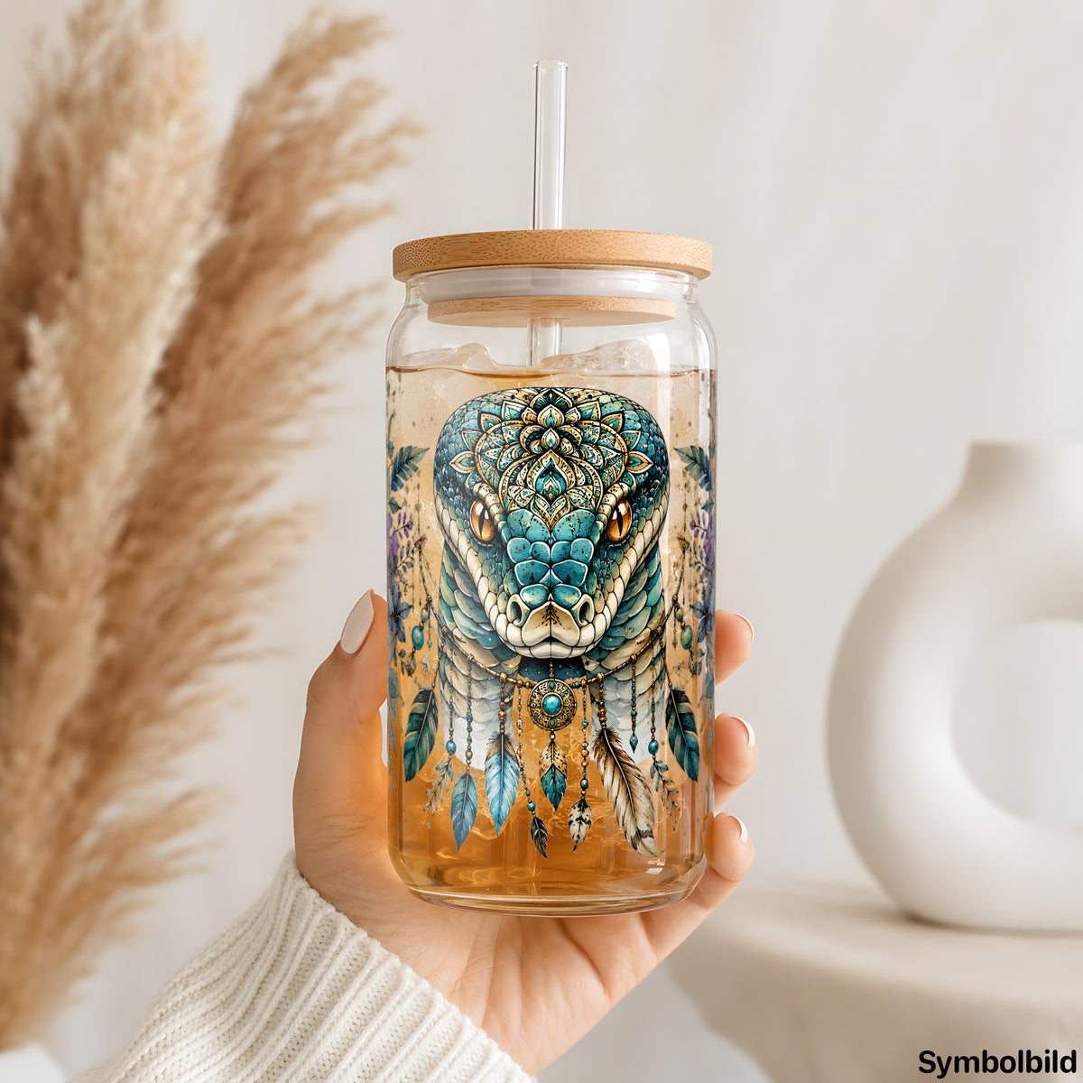 Schlange zwischen Lilien als UV-DTF Sticker auf einem 16oz Glasbecher