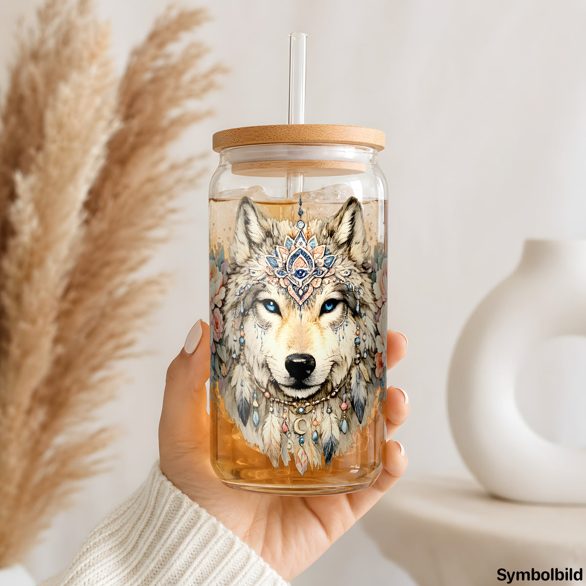 Wolf mit Pfingstrosen als UV-DTF Sticker auf einem 16oz Glasbecher