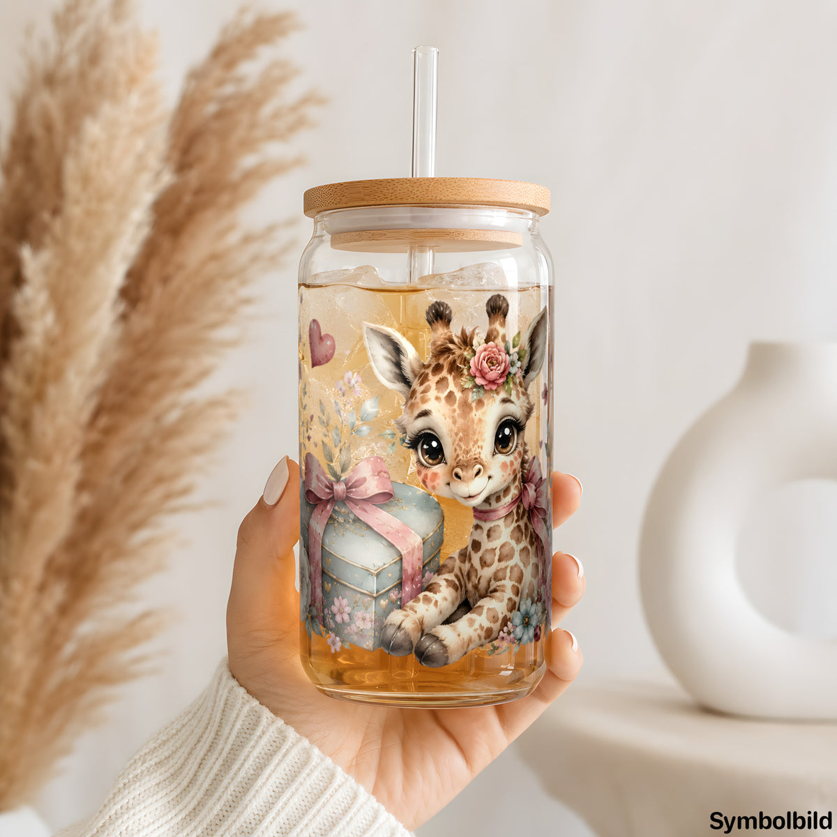 Giraffenbaby mit Geschenk als UV-DTF Sticker auf einem 16oz Glasbecher