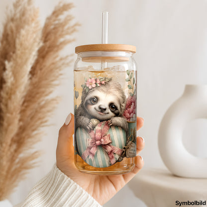 Faultier mit Herzgeschenk als UV-DTF Sticker auf einem 16oz Glasbecher