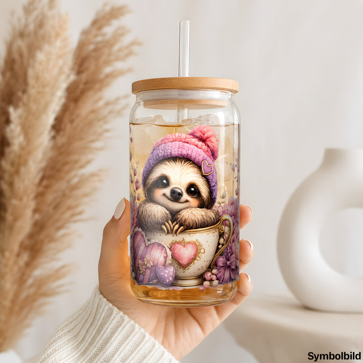 Faultier mit Wintermütze als UV-DTF Sticker auf einem 16oz Glasbecher