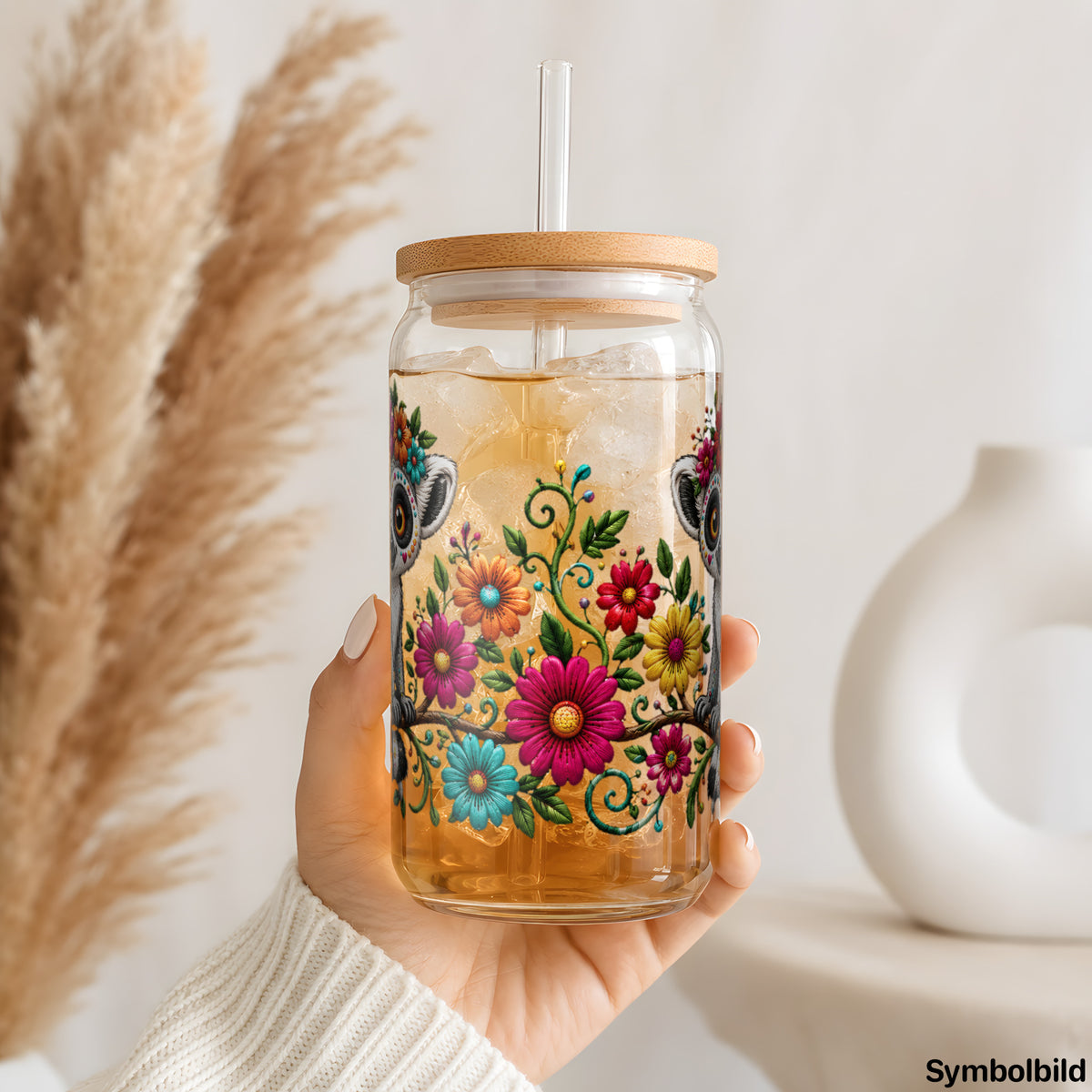 Lemurenpaar im Blütenrahmen als UV-DTF Sticker auf einem 16oz Glasbecher