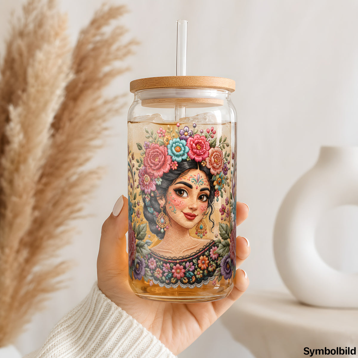 Blumenkranz-Portrait als UV-DTF Sticker auf einem 16oz Glasbecher