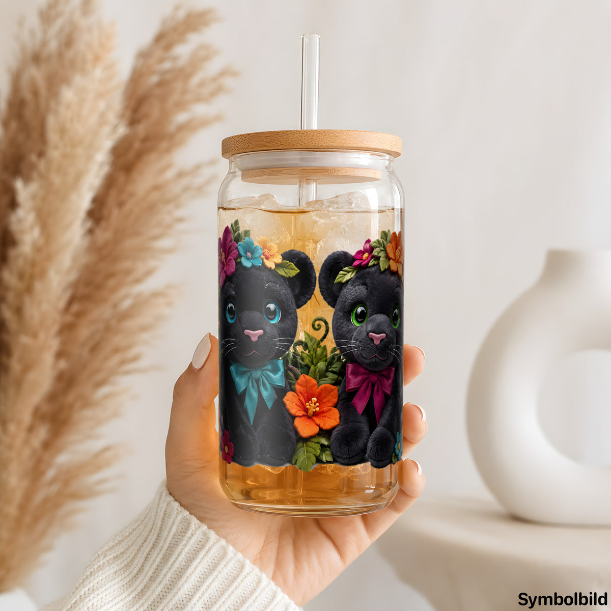Plüschpanther im Blütenmeer als UV-DTF Sticker auf einem 16oz Glasbecher