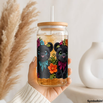 Plüschpanther im Blütenmeer als UV-DTF Sticker auf einem 16oz Glasbecher