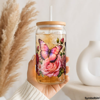 Falter über roten Rosen als UV-DTF Sticker auf einem 16oz Glasbecher