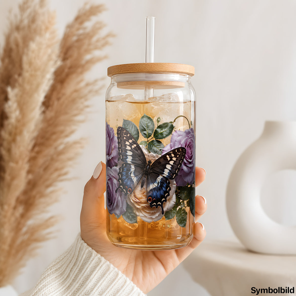 Lila Rosen mit Falter als UV-DTF Sticker auf einem 16oz Glasbecher