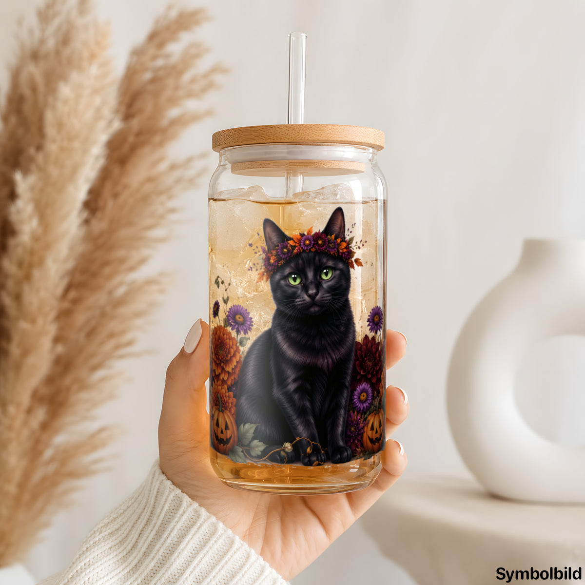 Schwarze Katze im Herbst als UV-DTF Sticker auf einem 16oz Glasbecher