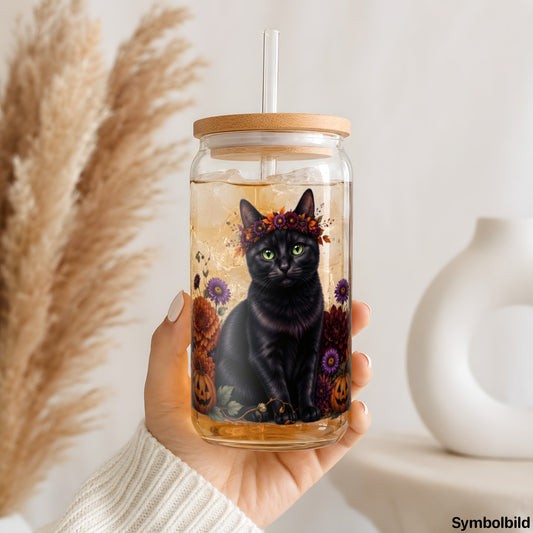Schwarze Katze im Herbst