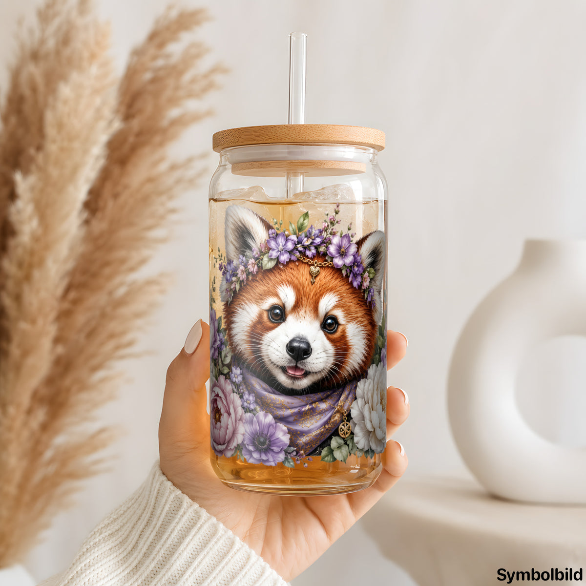 Roter Panda mit Blütenkranz als UV-DTF Sticker auf einem 16oz Glasbecher