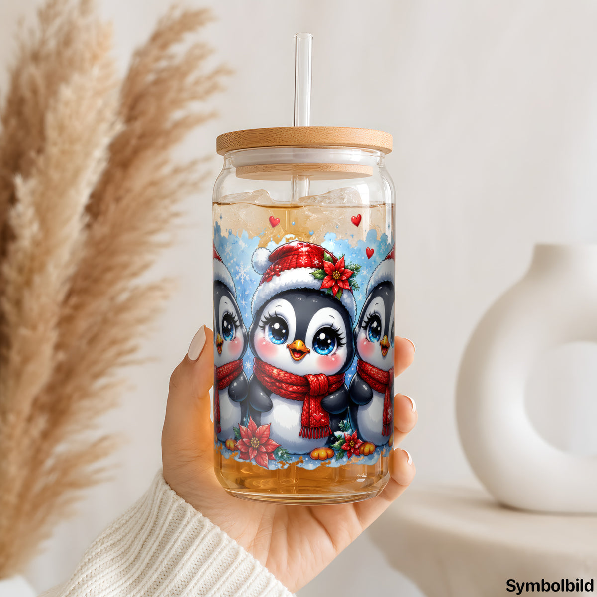 Pinguine mit Weihnachtsmütze als UV-DTF Sticker auf einem 16oz Glasbecher