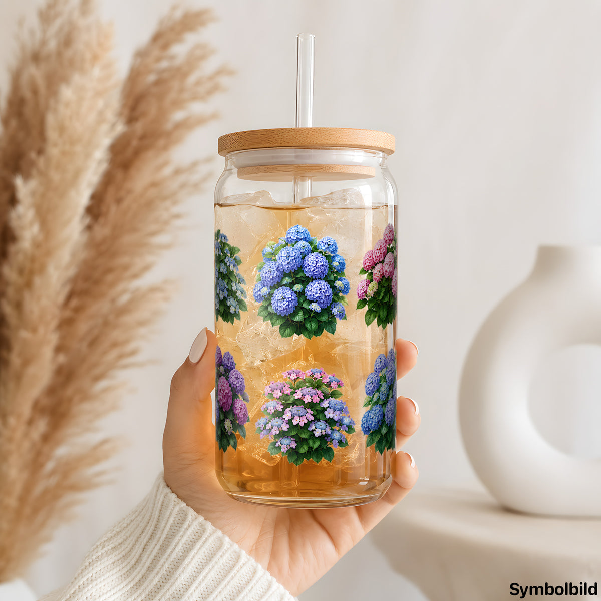 Hortensien in Pastell als UV-DTF Sticker auf einem 16oz Glasbecher