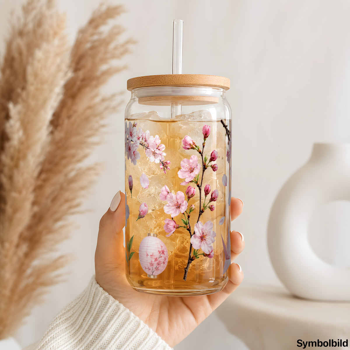 Zarte Kirschblüten als UV-DTF Sticker auf einem 16oz Glasbecher