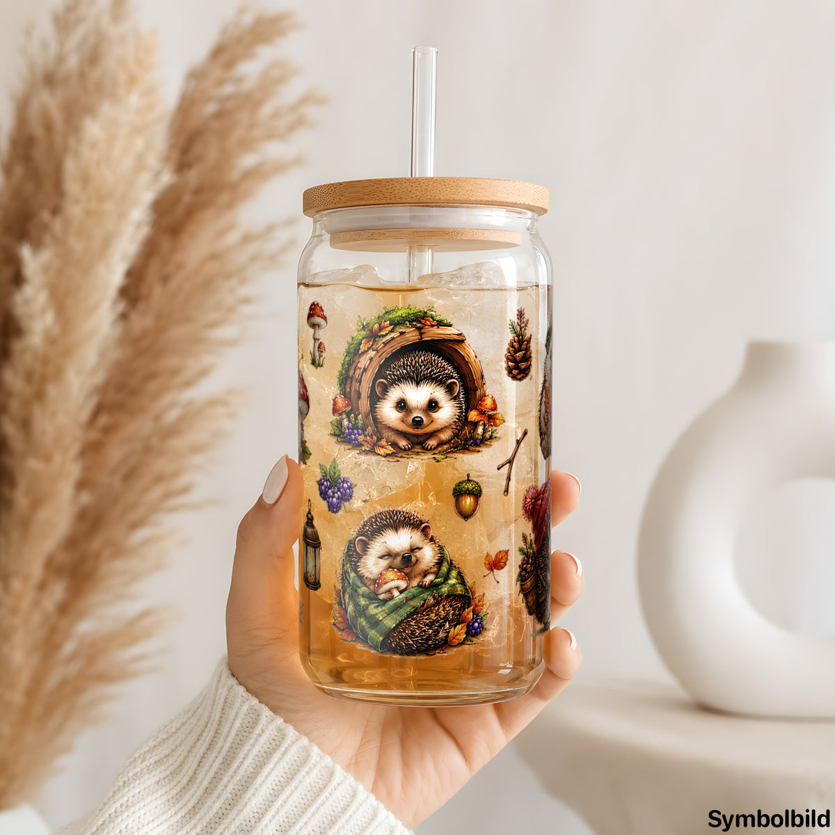 Igel mit Fliegenpilzen als UV-DTF Sticker auf einem 16oz Glasbecher