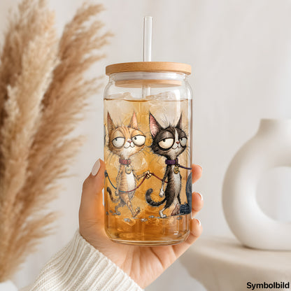 Katzen führen Frauchen aus als UV-DTF Sticker auf einem 16oz Glasbecher