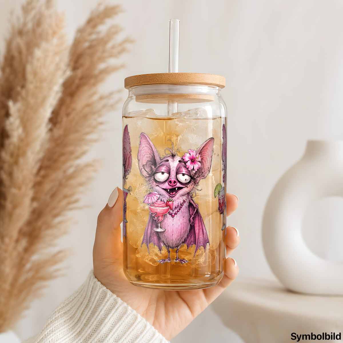 Pinke Fledermäuse mit Cocktails als UV-DTF Sticker auf einem 16oz Glasbecher