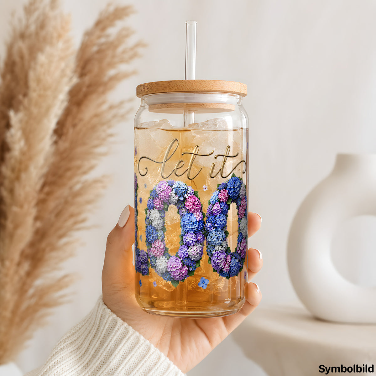 Let it Bloom in Hortensien als UV-DTF Sticker auf einem 16oz Glasbecher