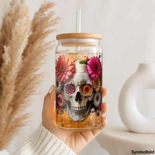 Totenkopf im Blütenkranz als UV-DTF Sticker auf einem 16oz Glasbecher