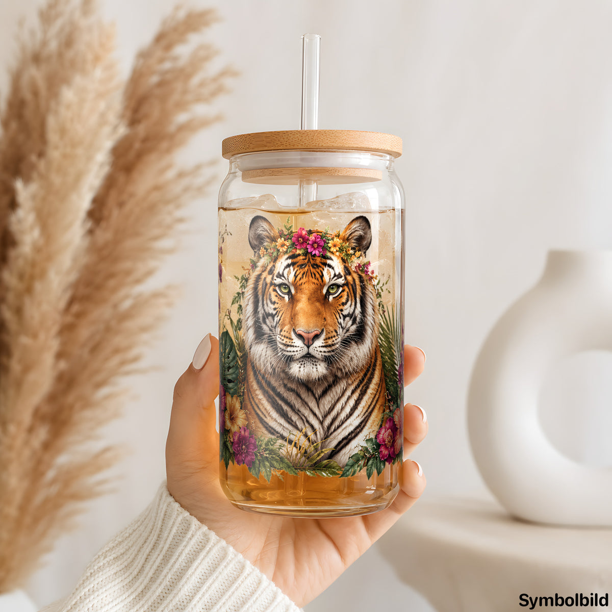 Tiger im Blütendschungel als UV-DTF Sticker auf einem 16oz Glasbecher