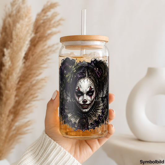 Clown mit Zöpfen als UV-DTF Sticker auf einem 16oz Glasbecher