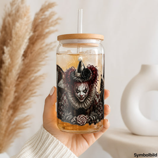 Clown im Zirkuszelt als UV-DTF Sticker auf einem 16oz Glasbecher