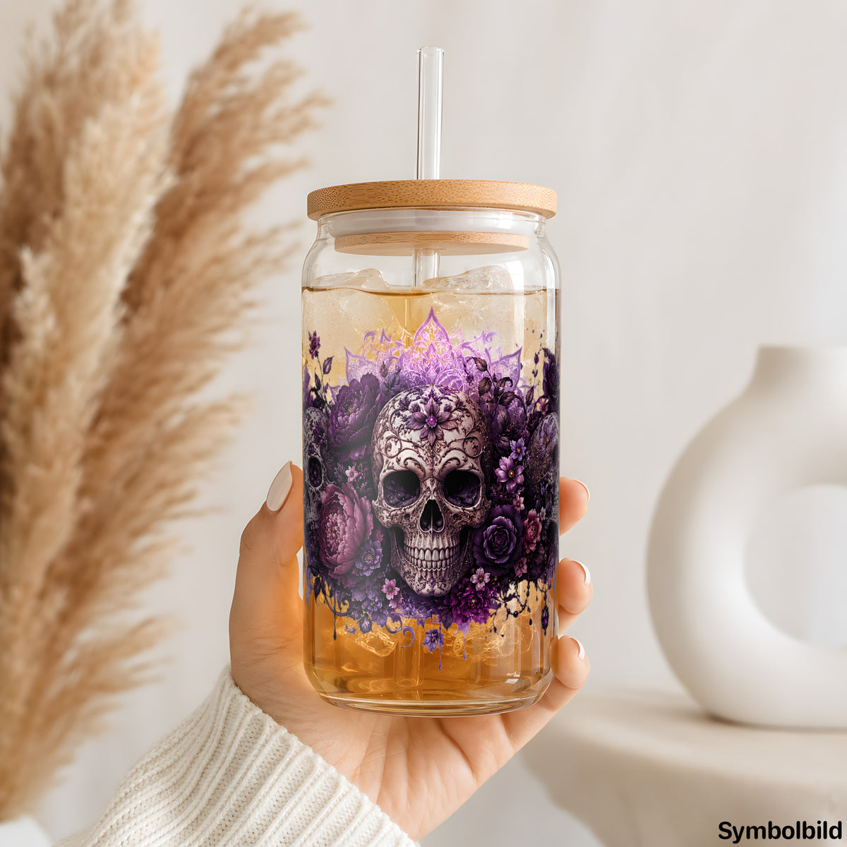 Totenköpfe in Violett als UV-DTF Sticker auf einem 16oz Glasbecher