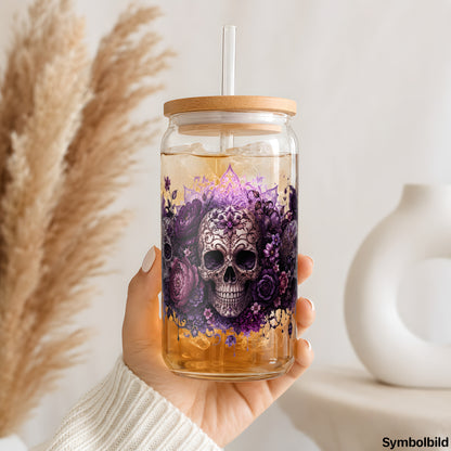 Totenköpfe in Violett als UV-DTF Sticker auf einem 16oz Glasbecher