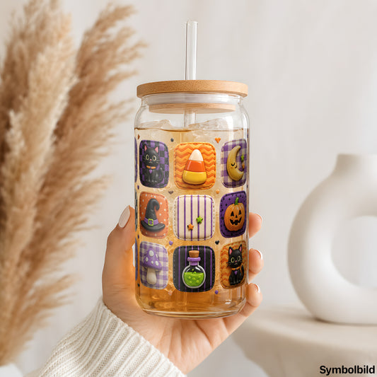 Halloween-Kachelmuster als UV-DTF Sticker auf einem 16oz Glasbecher