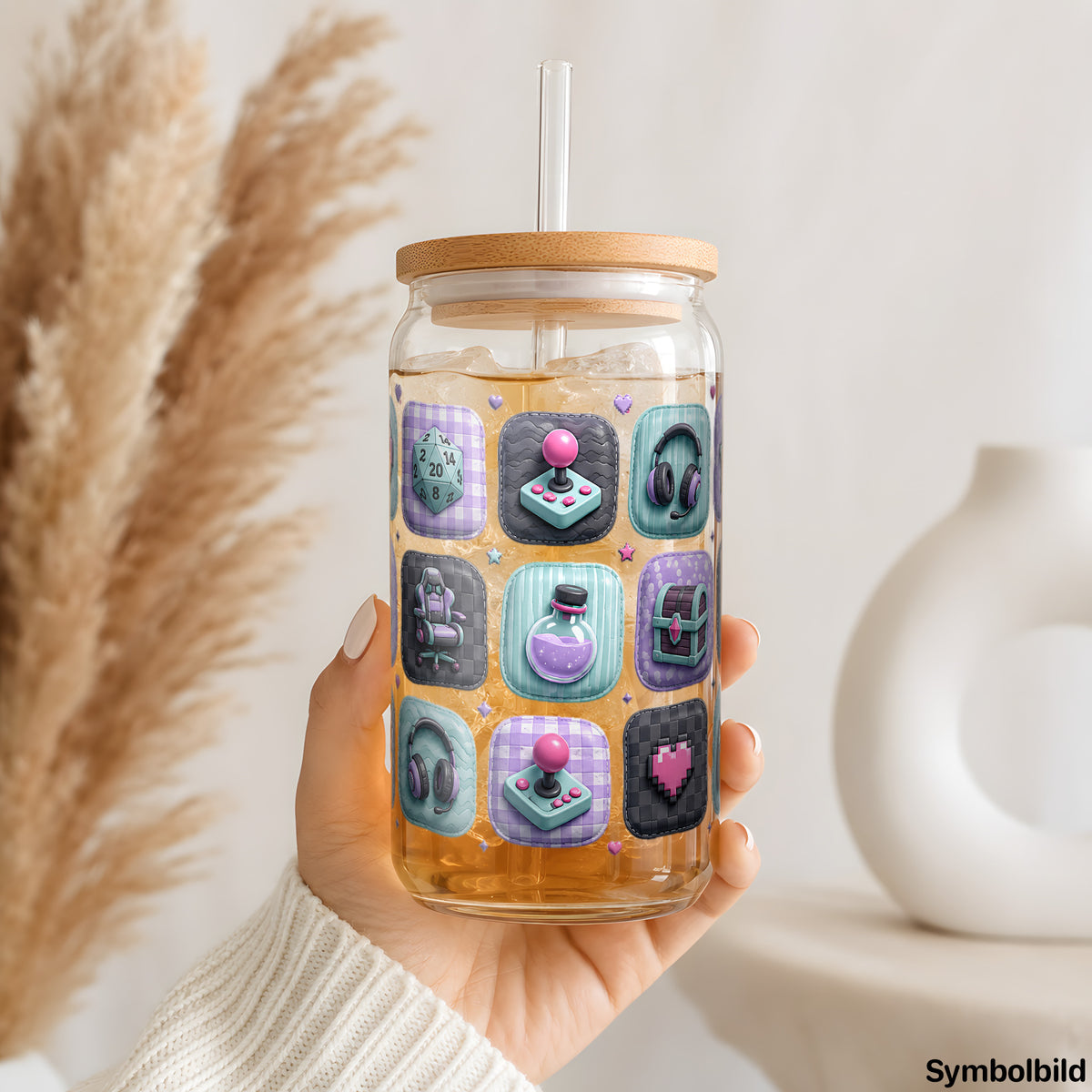 Gaming-Kachelmuster als UV-DTF Sticker auf einem 16oz Glasbecher