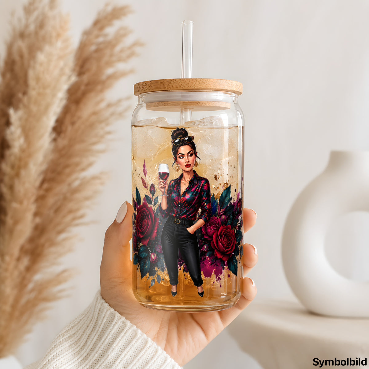 Dame mit Rosen und Wein als UV-DTF Sticker auf einem 16oz Glasbecher
