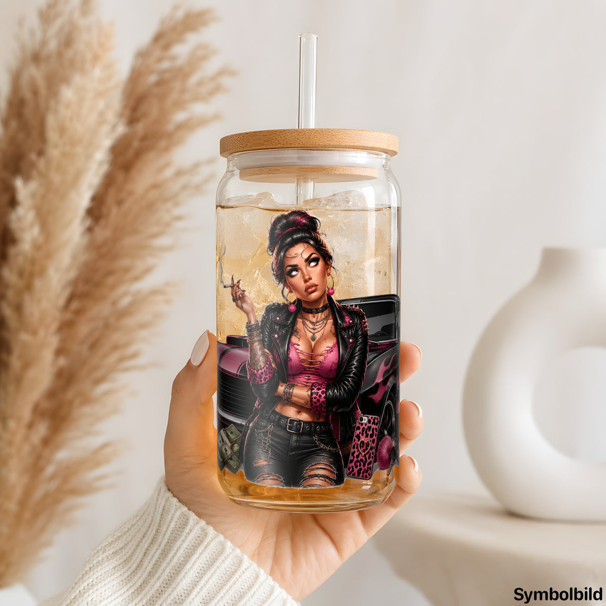 Lady am pinken Wagen als UV-DTF Sticker auf einem 16oz Glasbecher