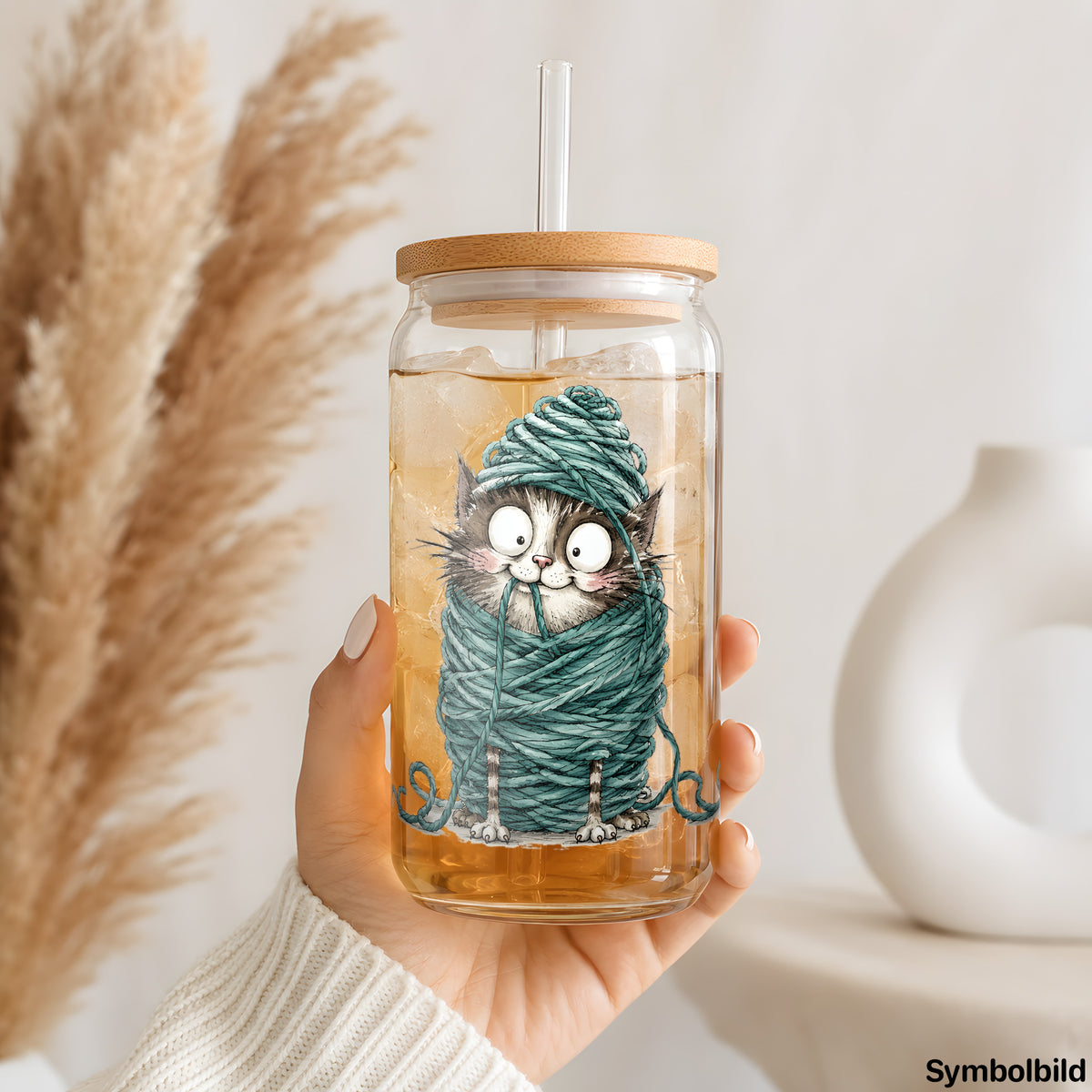 Katze im Wollknäuel als UV-DTF Sticker auf einem 16oz Glasbecher