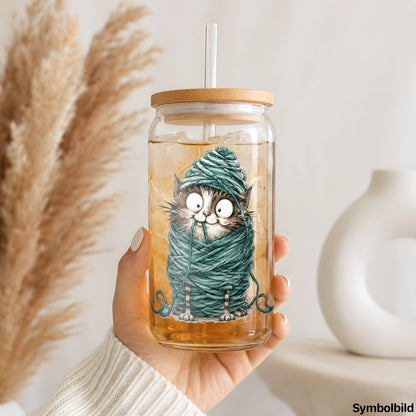 Katze im Wollknäuel als UV-DTF Sticker auf einem 16oz Glasbecher