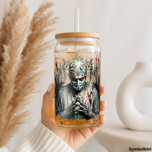 Blutiger Chirurg als UV-DTF Sticker auf einem 16oz Glasbecher